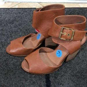 SOLD on ♏️ Vince Camuto block heels